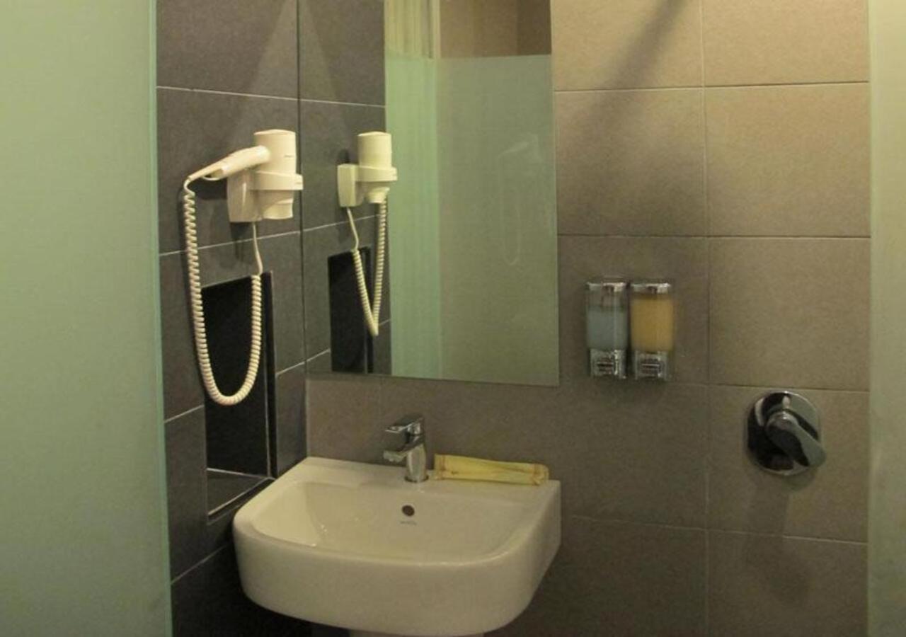 Hotel Austin Paradise - Taman Pulai Utama Секудаи Экстерьер фото