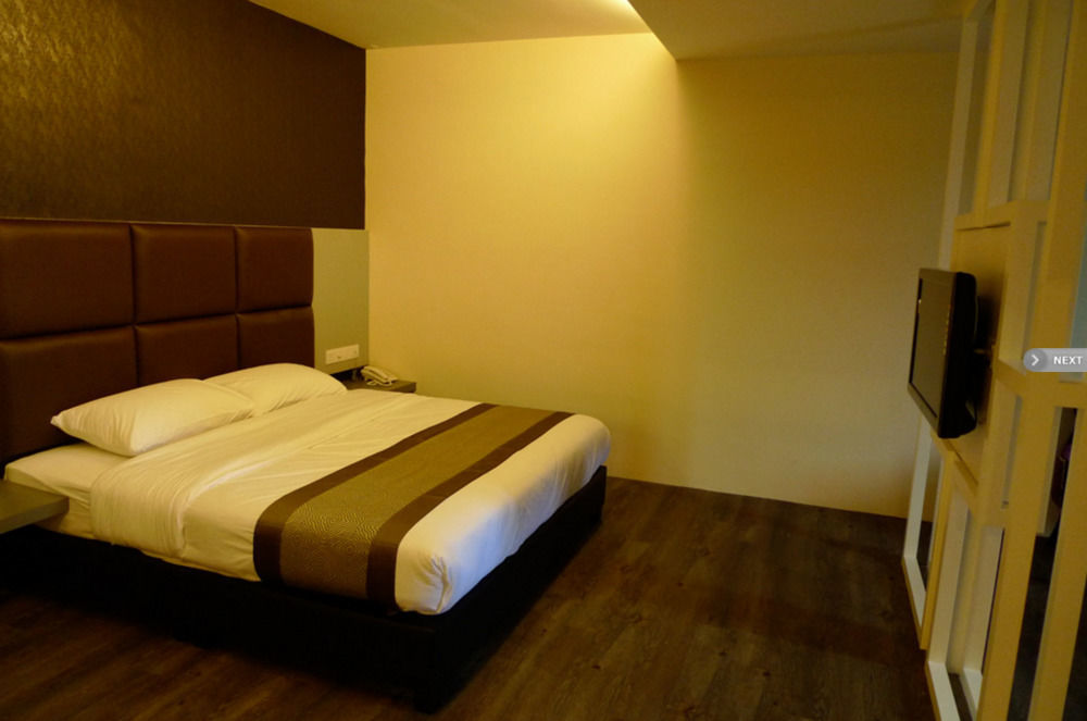 Hotel Austin Paradise - Taman Pulai Utama Секудаи Экстерьер фото
